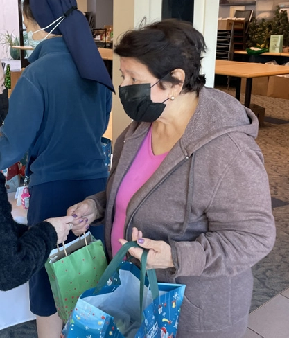 woman-with-gift-bag